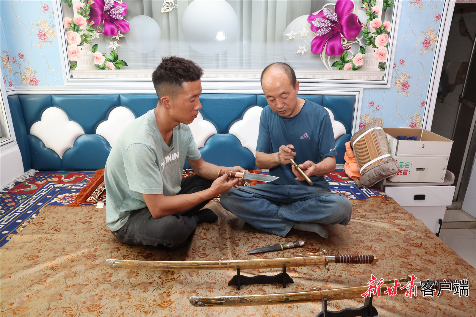 马乃比有父子探讨保安腰刀