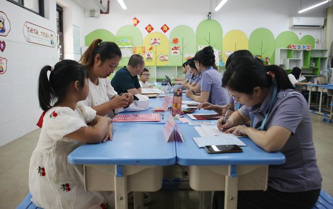 二七区长江东路第二小学现场报名资料审核