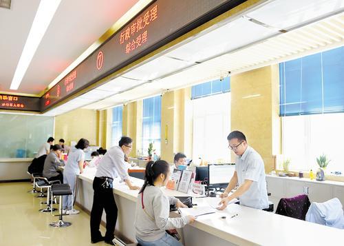 近日，威县行政审批大厅工作人员在为企业人员办理相关手续。（本报资料片） 本报记者 赵永辉摄