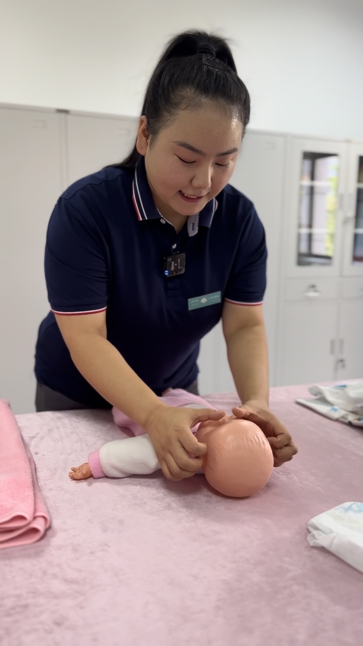 兰丽接受实操培训