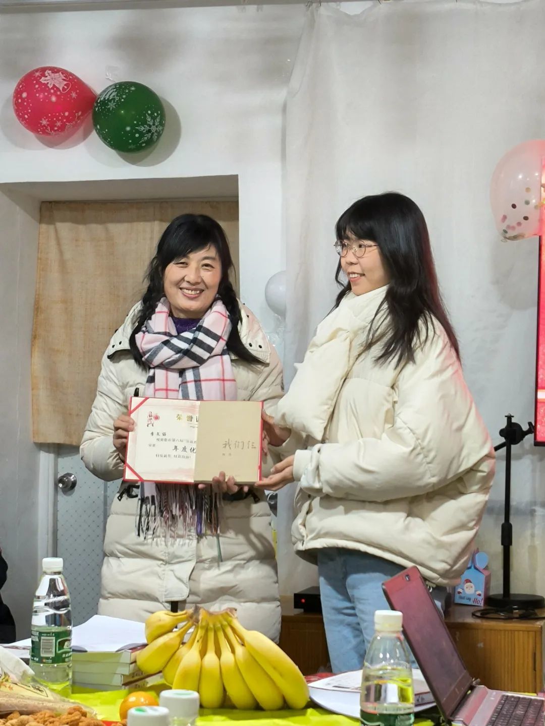 老师给梦雨颁奖