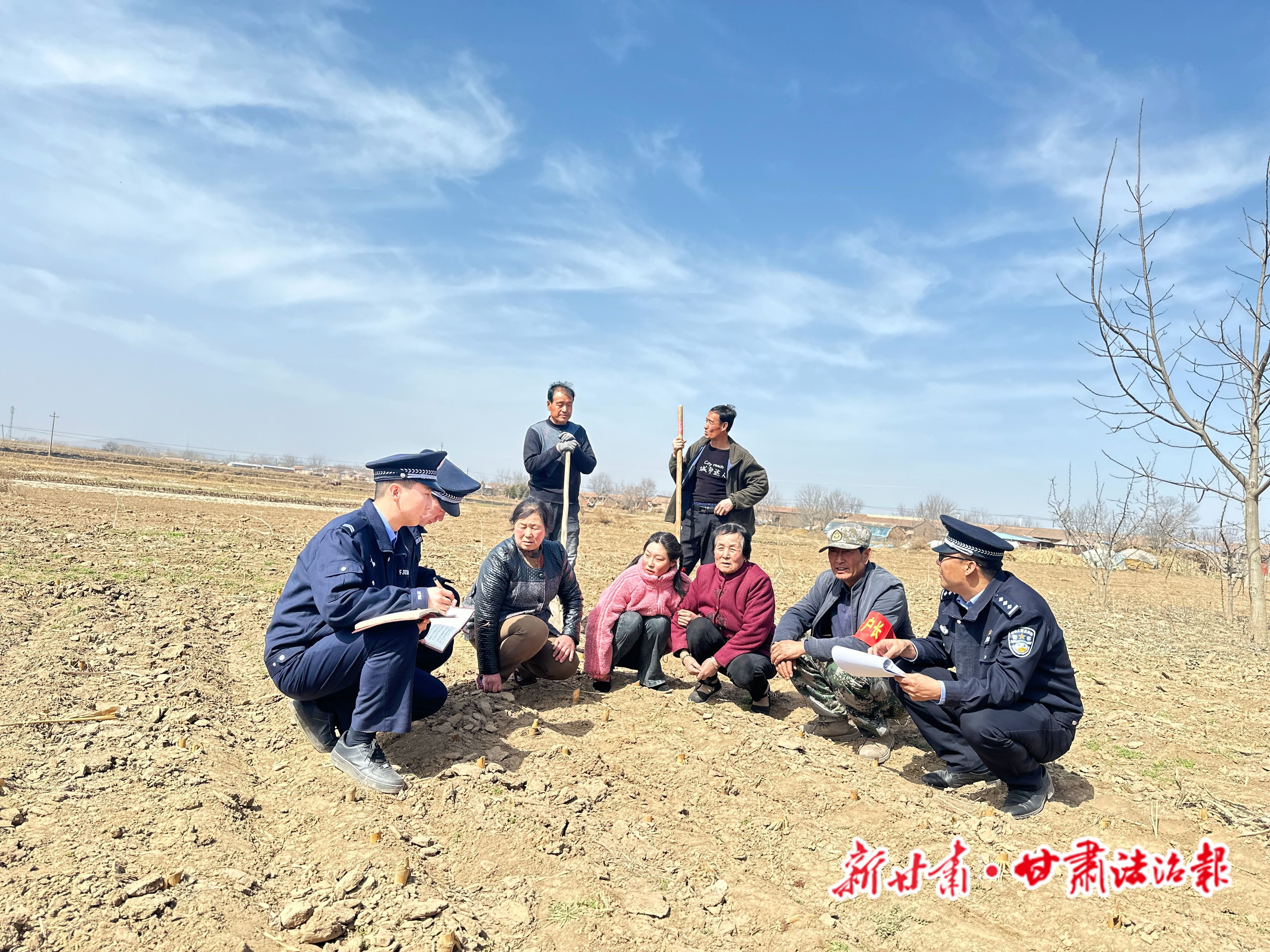 崇信县综治中心组织调解一起因地界引发的矛盾纠纷（3月20日拍摄）。新甘肃·甘肃法治报记者　张小锋　摄