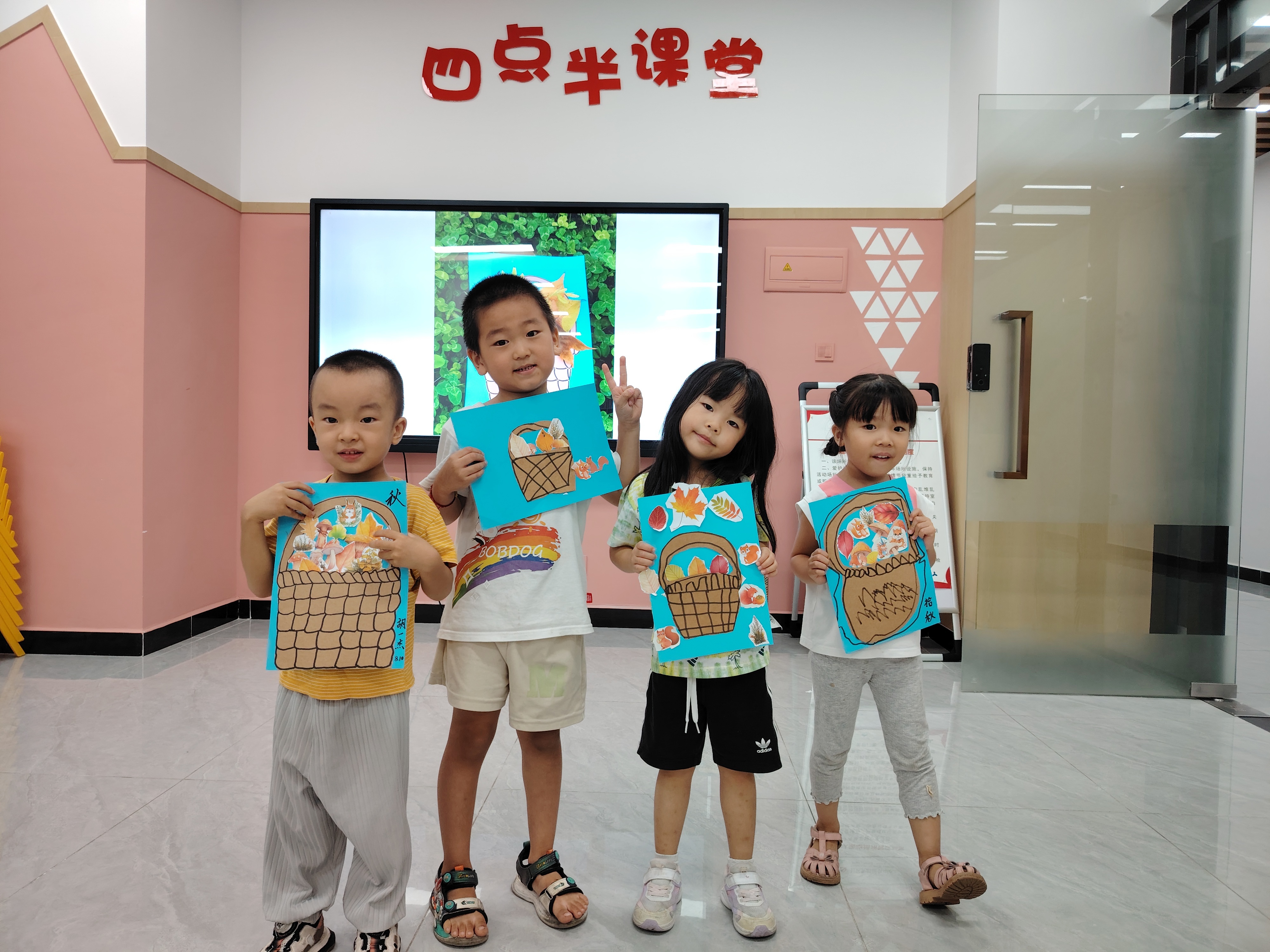 西乡街道共乐社区开展《十四只老鼠的秋天进行曲》亲子读书会