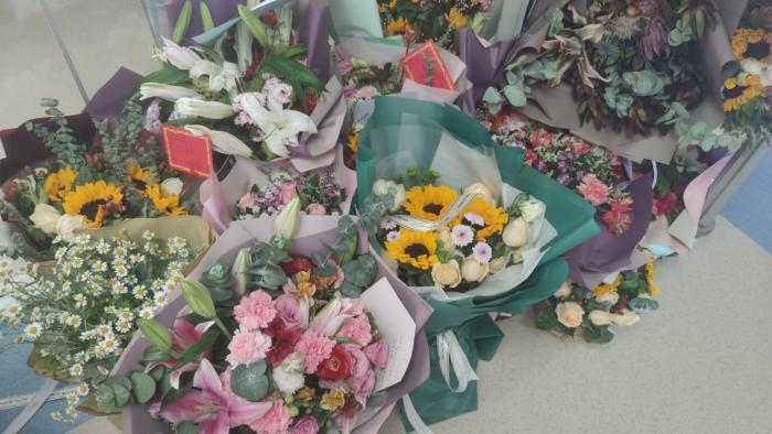 陶勇受伤后,ICU门口的鲜花 受访者供图