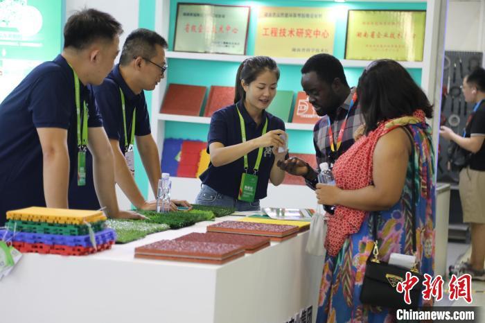 8月23日,在第五届山东体育用品博览会上,外国采购商在咨询了解运动器材。孙磊 摄