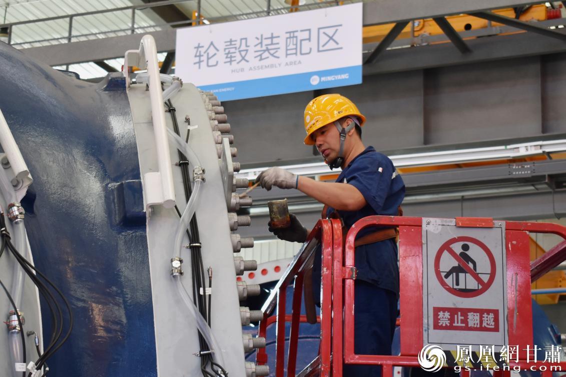 甘肃明阳智慧能源有限公司工人为新能源装备涂防腐层 温晨钰 摄