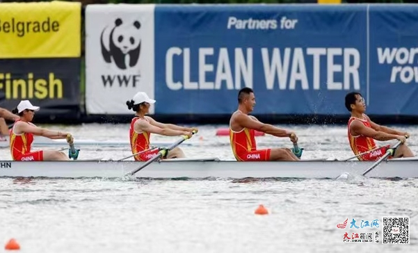 曾万彬（左二）