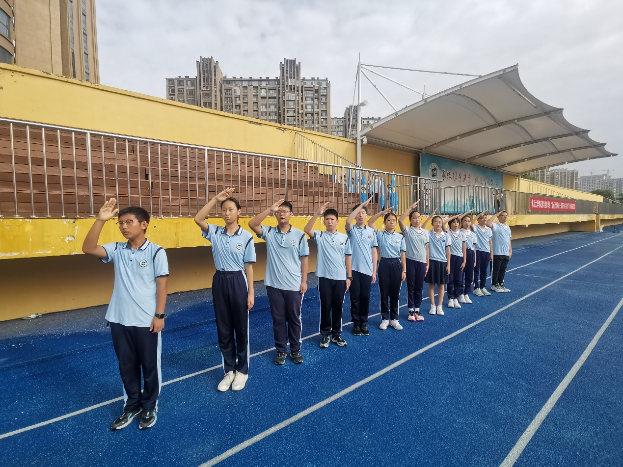 凝心聚力同成长 挥洒汗水共青春 ——青岛大学附属滨海实验学校七八年级军训开营