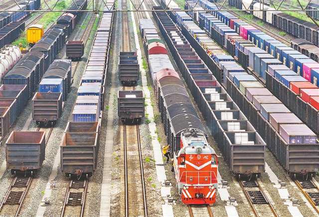 重庆国际物流枢纽园区，繁忙的重庆兴隆场编组站。记者 龙帆 谢智强 摄