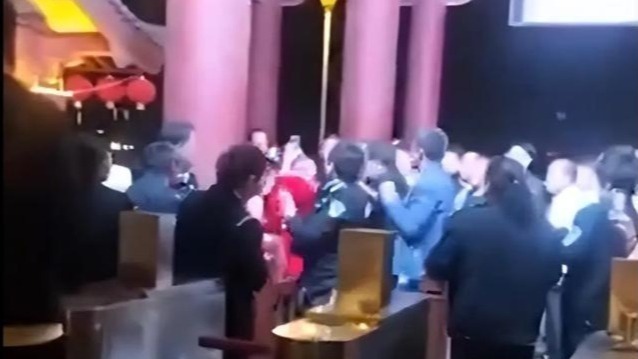 警方通报游客与景区人员发生肢体冲突：游客未购票欲强行进入，故意裸露身体