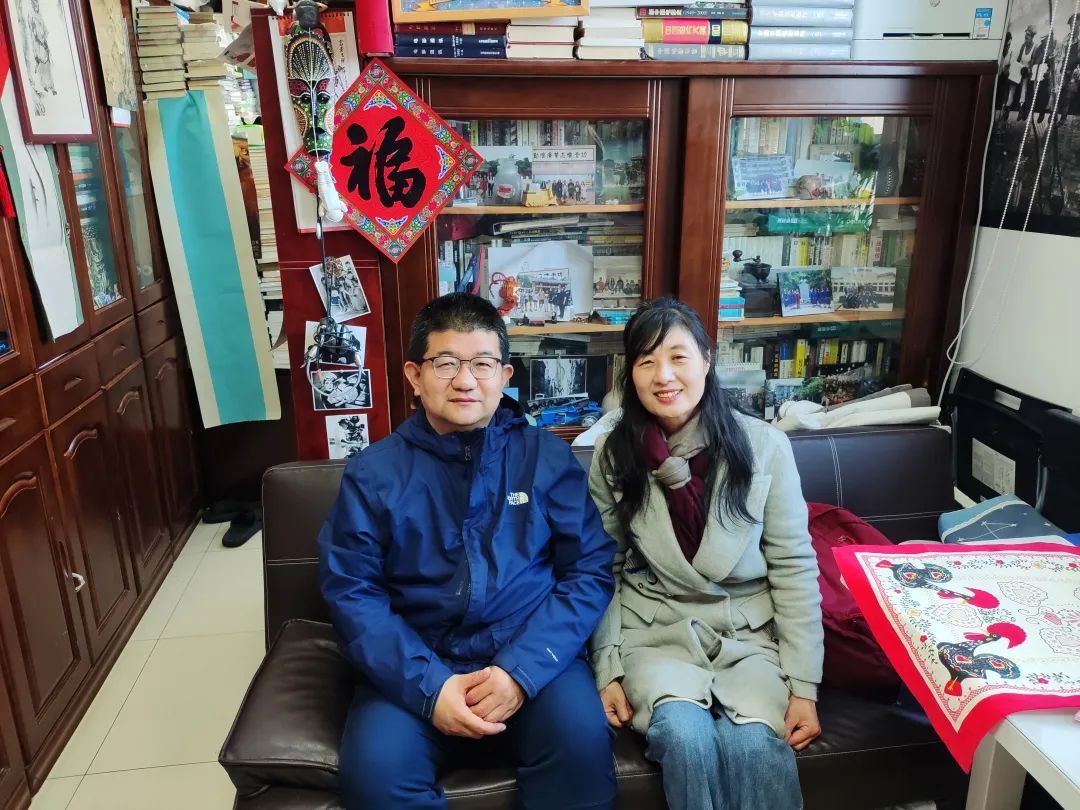 在北京大学和慧瑜老师留影,慧瑜老师送给梦雨好多本书。