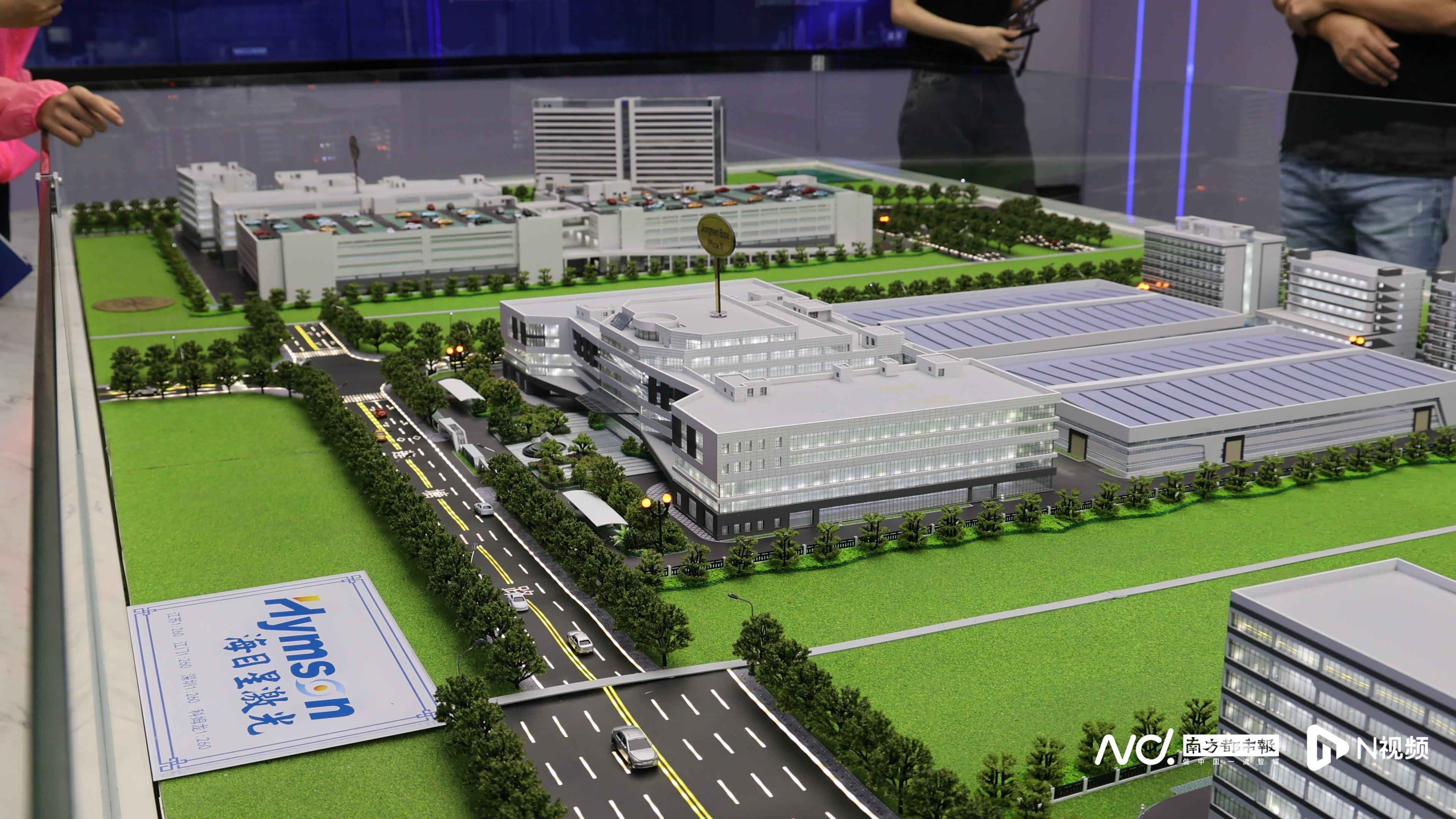 采风团通过沙盘了解企业发展历程