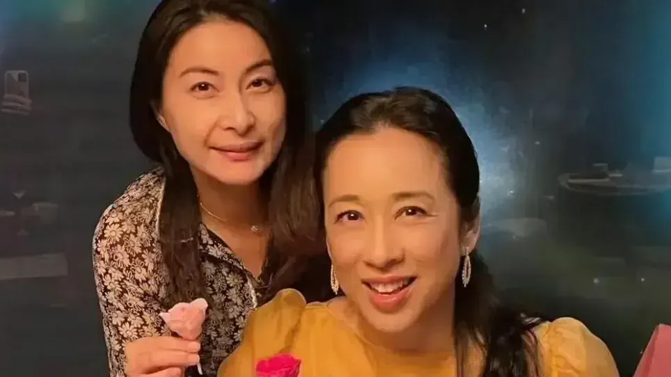 郭晶晶陪“两个妈妈”度假，67岁郭妈妈精气神十足，一家人好幸福