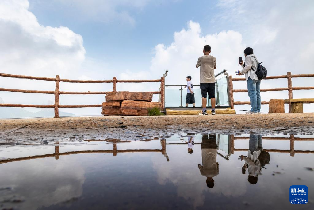 8月15日，游客在河北省武安市东太行景区游览。