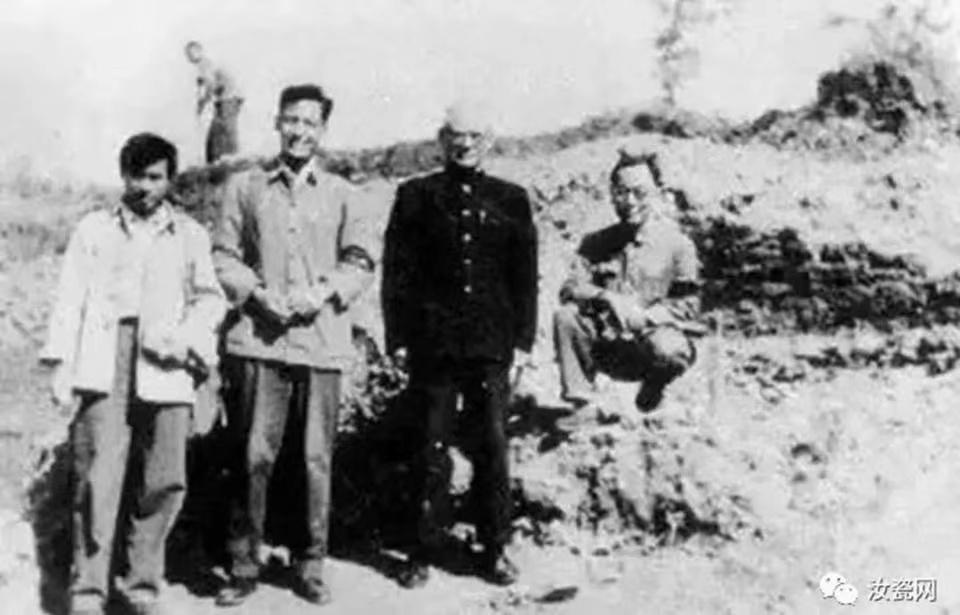 陈万里先生野外调查(右二:陈万里 右三:冯先铭 右四:李辉柄)