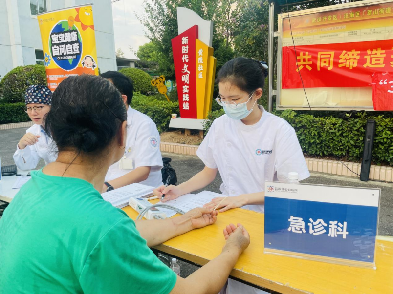 蝉鸣夏夜清风至，医心为民十里乡——亚总巡回义诊第七站走进黄陵村社