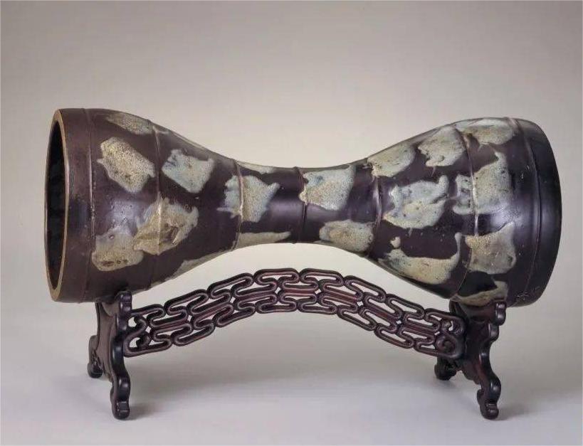 唐 鲁山窑花釉细腰鼓(故宫博物院藏)