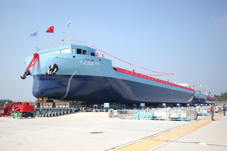 8月22日，京杭运河首批新能源智能商品船在山东邹城市顺利下水。（吕卫锋 摄）