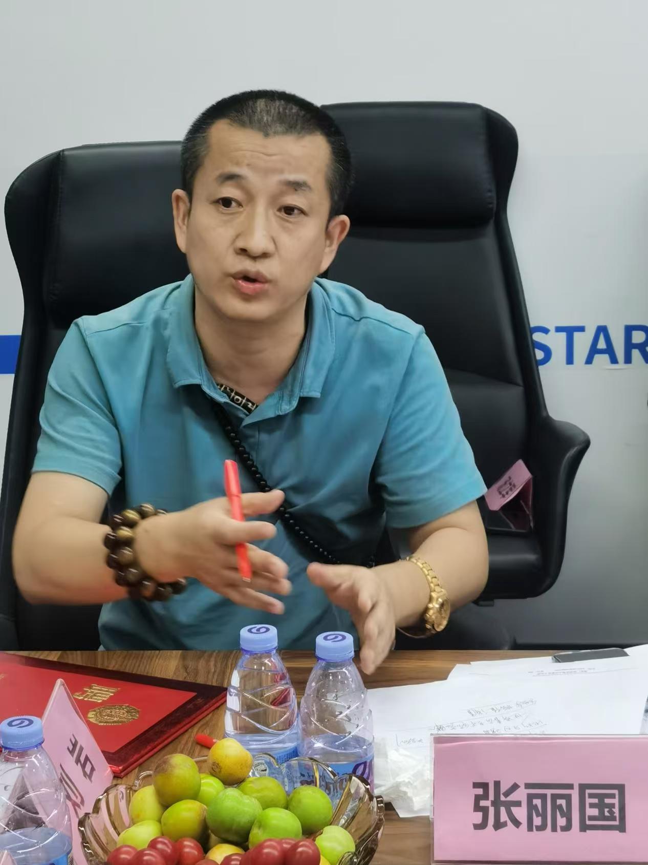 图说:研讨会上世界青商大会粤港澳峰会主席、中国对外贸易经济合作企业协会青年企业家工作委员会委员,世界青商产业发展(深圳)有限公司董事长张丽国讲话。刘延春/摄影