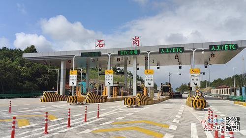 石岗收费站设置“三进四出”通道。