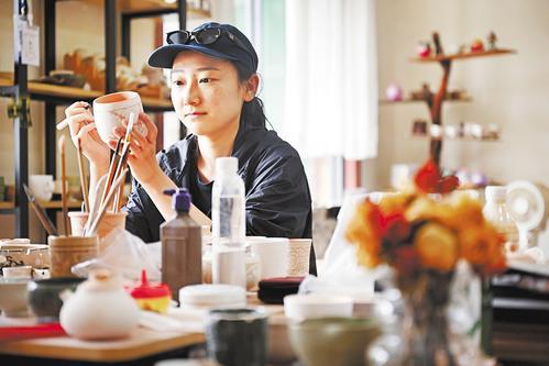 7月13日，陈焱怡在绘制自己设计的咖啡杯。