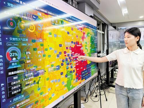 8月17日下午,在石家庄市城区防汛指挥调度中心,工作人员曹艺宣正在查看降水分布图。本报记者 周洁摄
