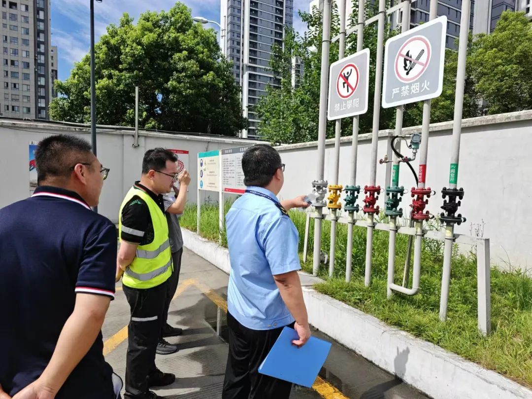 冒酷暑严检查,生态环保铁军争做蓝天守护者!