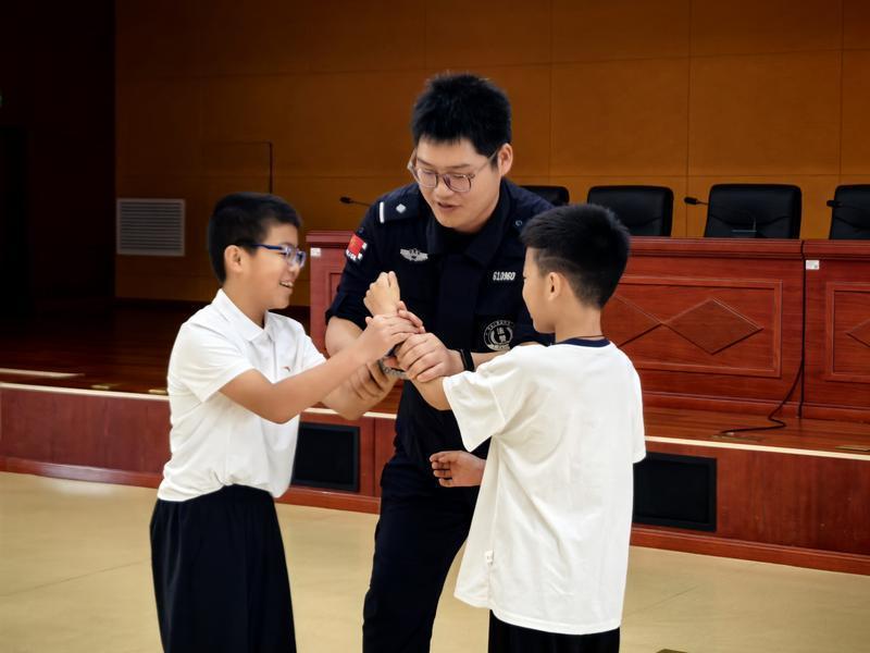 法警队员指导同学们防身术动作