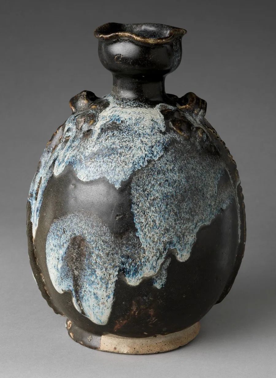 唐 鲁山段店窑花釉花口穿带瓶(美国大都会博物馆藏)