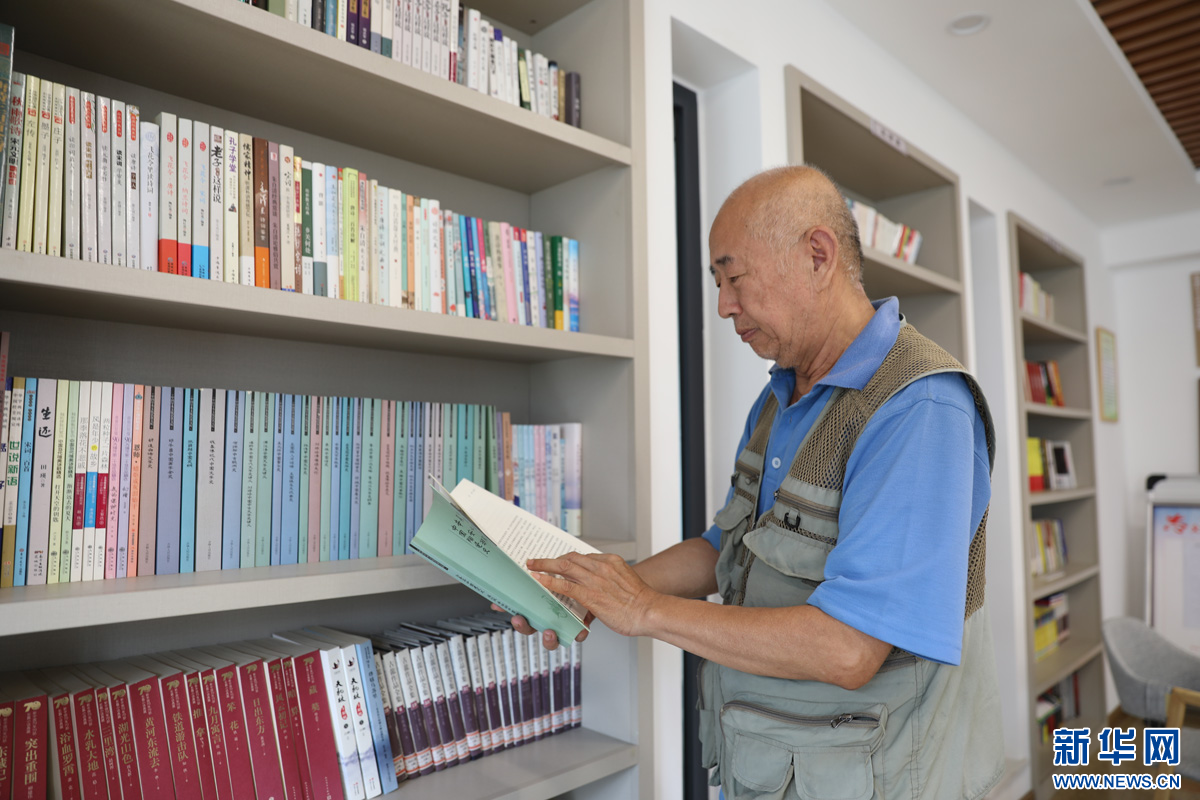 8月21日，丽水社区的李庆华老人在社区阅览室翻阅图书。新华网 魏会博 摄