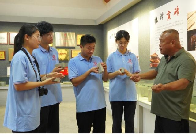 实践队员聆听临清贡砖手艺传承人的匠艺与初心