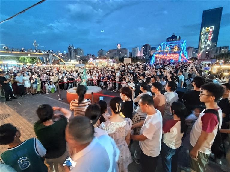 中山桥前游人如织