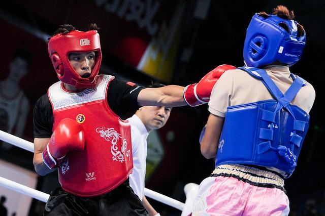 8月22日，中圆搏击队选手徐洲（左）与深圳龙岗队选手牛昌稳在男子K1组57公斤级比赛中。新华社记者 许畅 摄