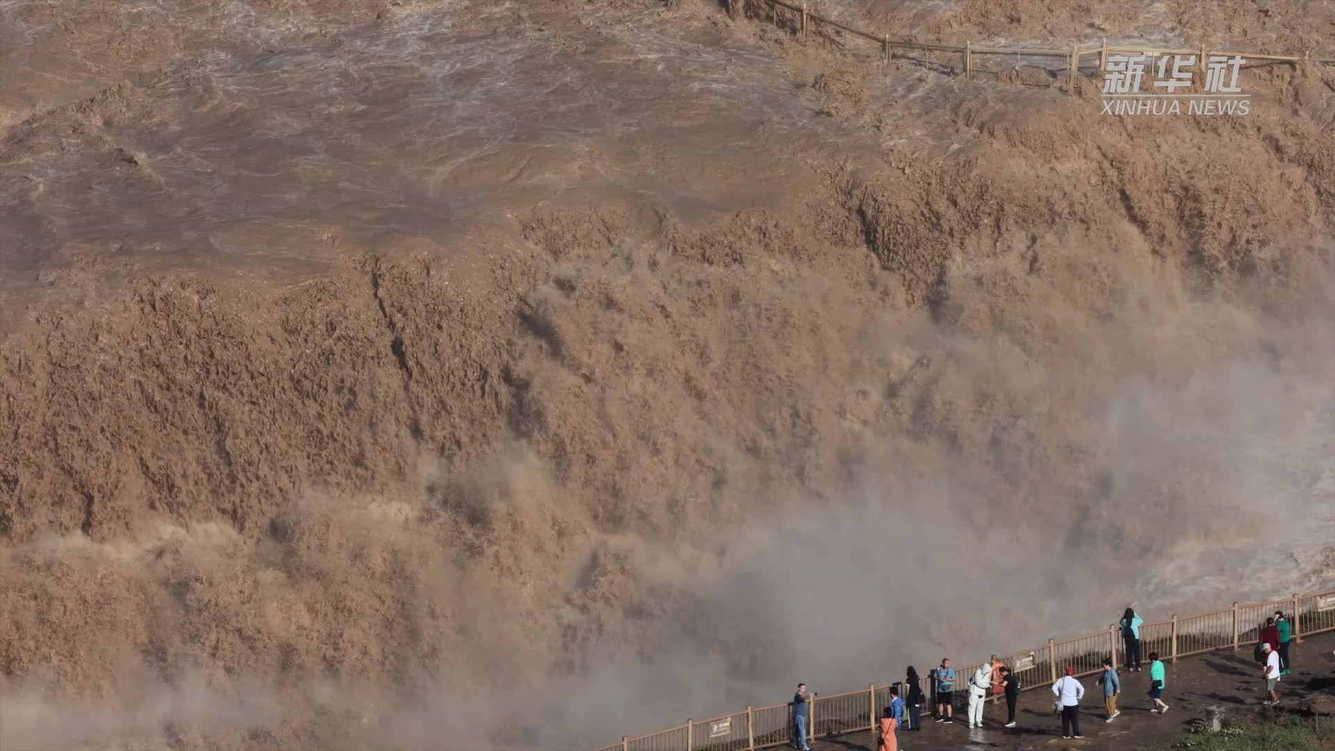 黄河壶口瀑布现云海景观