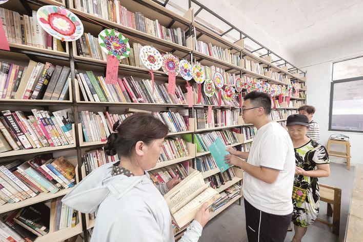 挑选书籍的村民