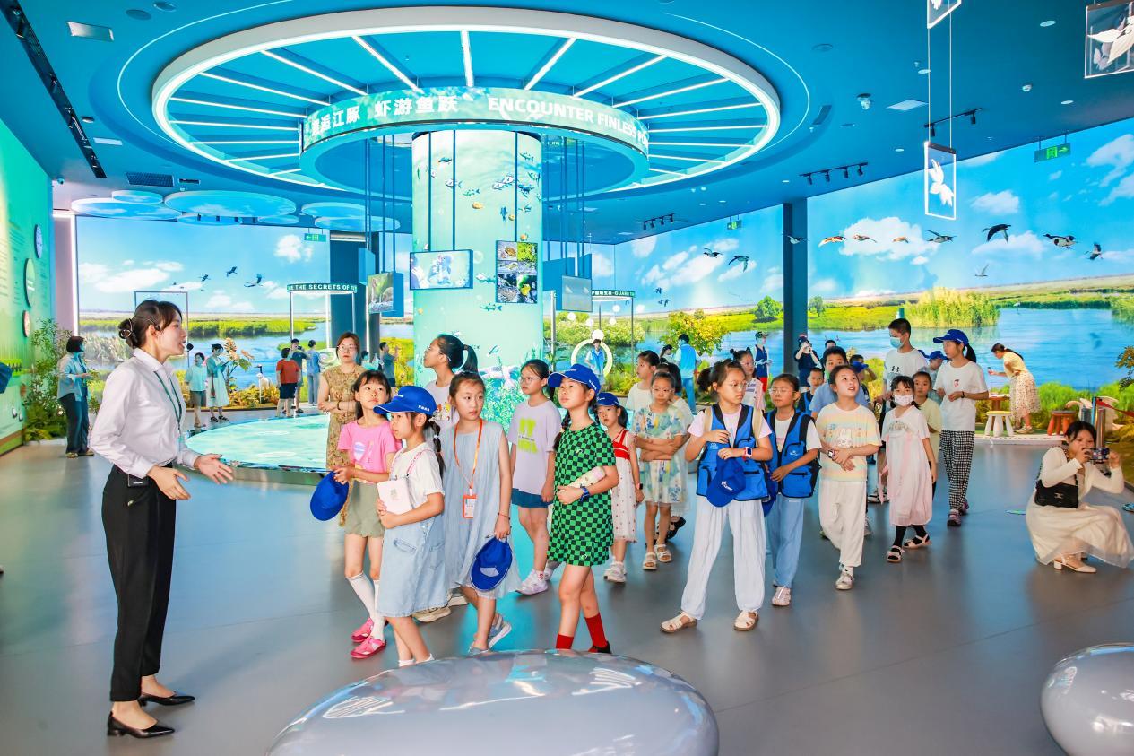 青少年参观长江文化客厅。盛义摄