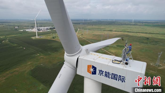 内蒙古风力发电：工作人员在110米高塔巡检