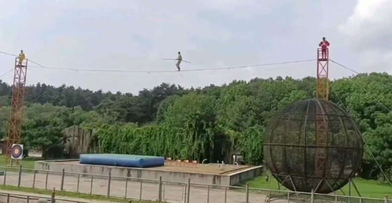 吉林東北虎園“高空走鋼絲”演員高空墜落送醫