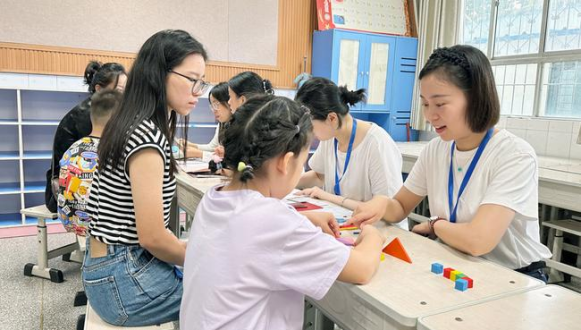 家长报名同时，学校专门安排老师陪孩子聊天、搭积木等