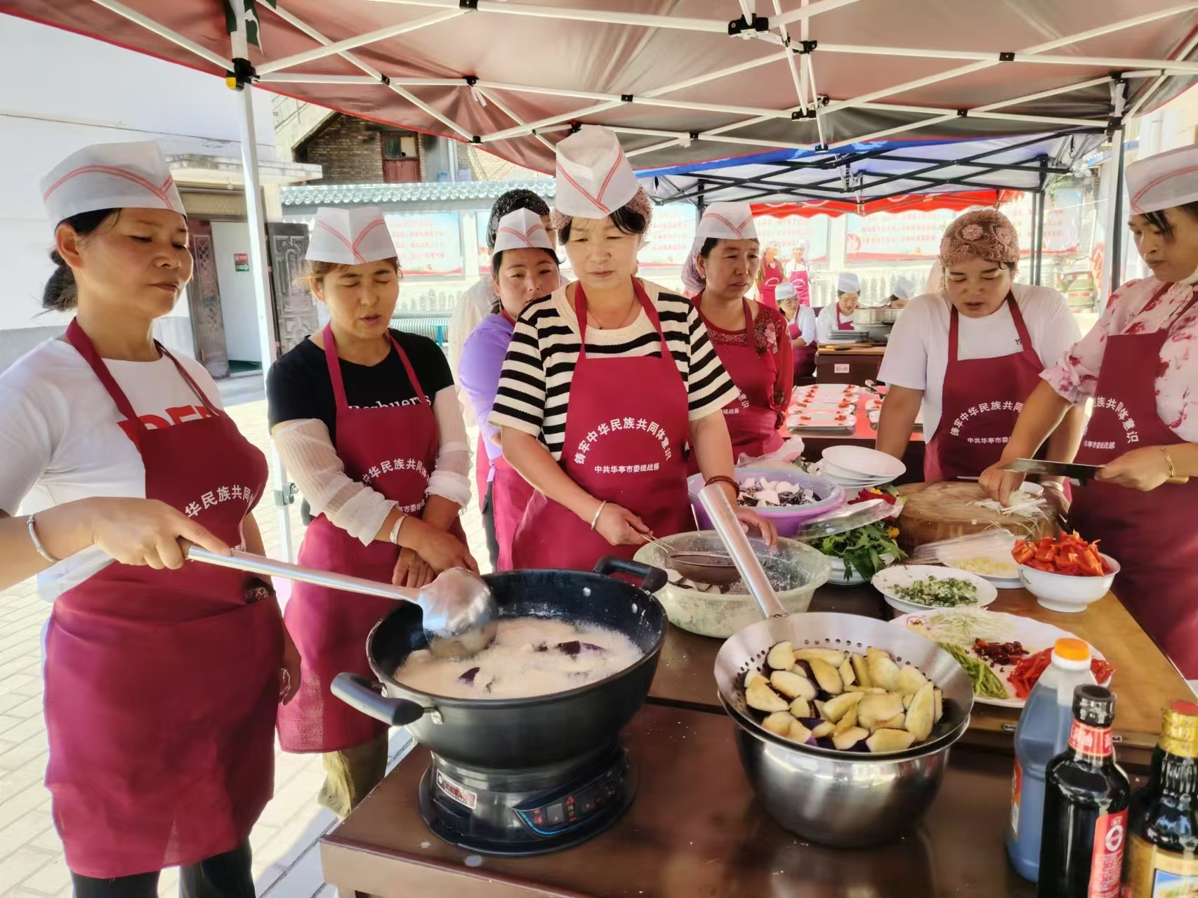 华亭送烹饪技能上门　群众“烩”出美好新生活