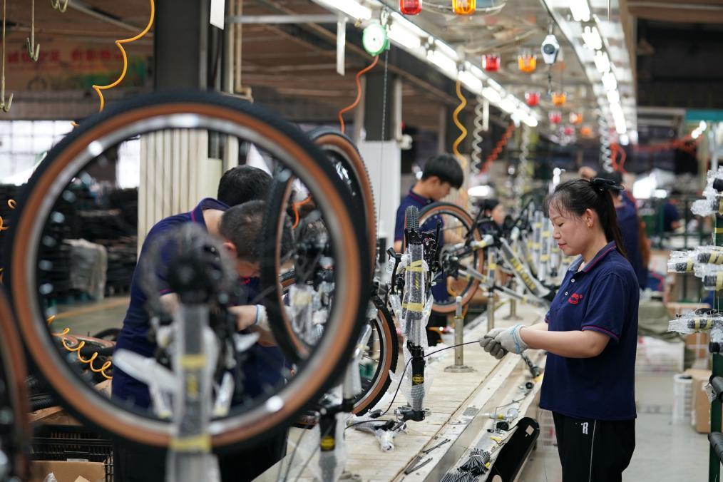 8月19日,河北省平乡县一家童车生产企业的员工在车间内组装童车。