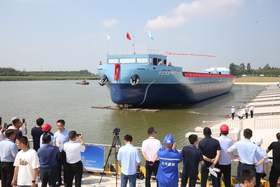 8月22日，京杭运河首批新能源智能商品船在山东邹城市顺利下水。（吕卫锋 摄）