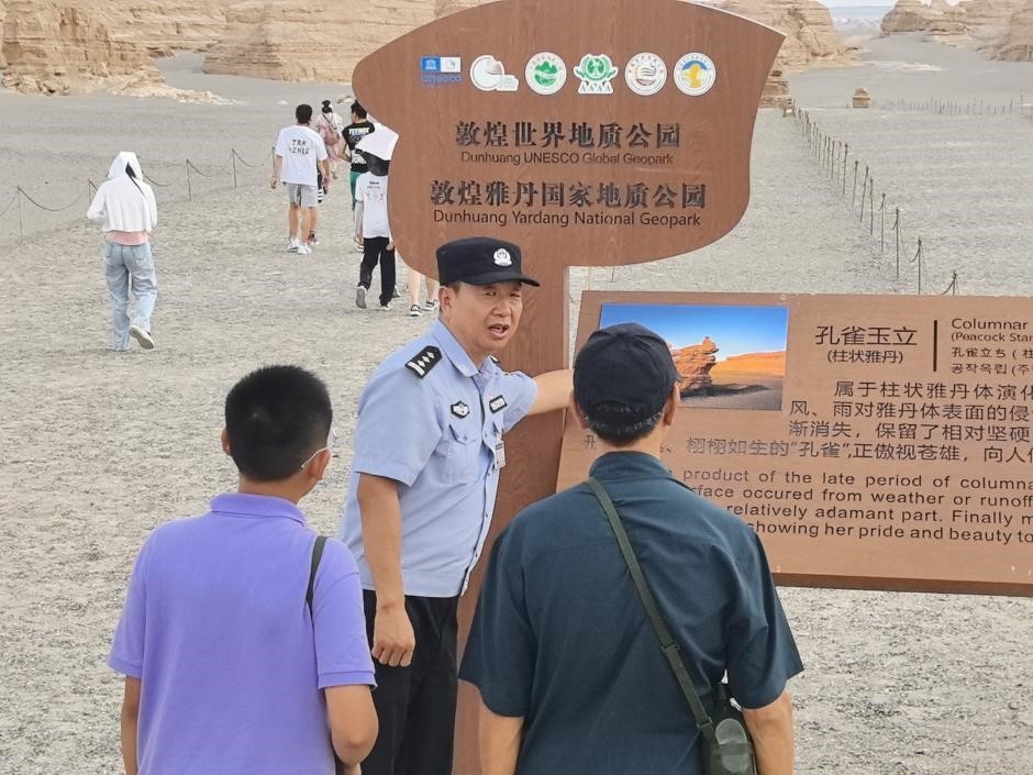 徐海瑞向游客介绍雅丹景区内的一些情况　受访者供图