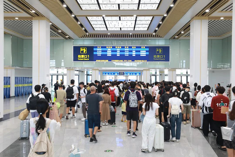 ▲乘客在赣州火车站候车。