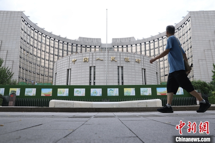 图为市民经过位于北京的中国人民银行。 中新社记者 蒋启明 摄