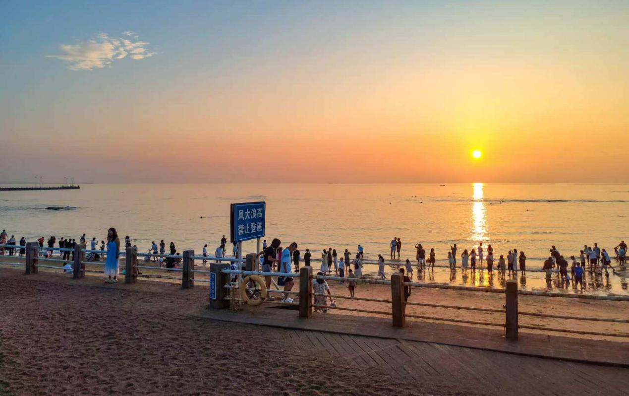 海滩的日出是一场视觉的盛宴，游客们在此尽情领略大自然的神奇与壮丽。叶连俊 摄
