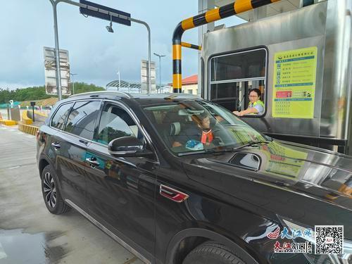 石岗收费站开通运营后，机动车由此进出高速公路。