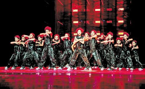 8月24日晚，全国街舞大会压轴大戏——“街舞之夜 荣誉盛典”在石家庄大剧院精彩上演。本报记者 张晓超摄