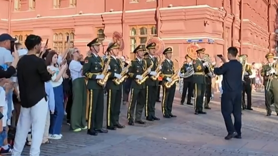 中国人民解放军军乐团在莫斯科奏响《喀秋莎》，与市民街头互动