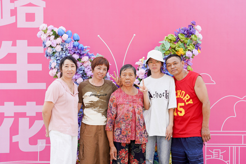 新生在学校拍摄“全家福”